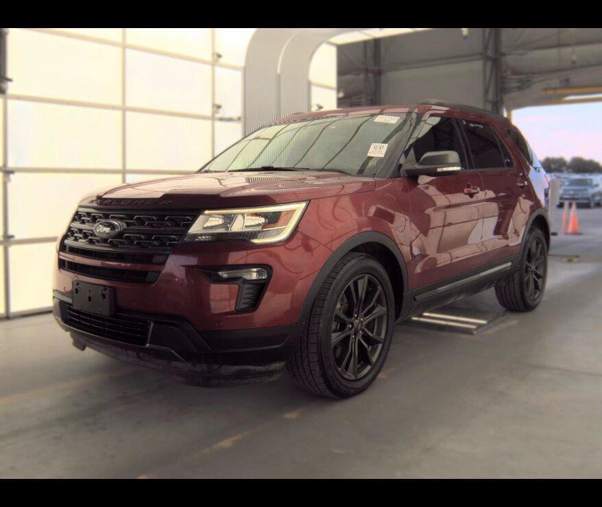 Used 2018 Ford Explorer XLT w/ Equipment Group 202A FWD image 2