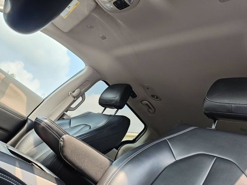 Used 2023 Chrysler Pacifica Touring-L FWD image 23