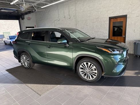 Used 2024 Toyota Highlander Platinum image 1