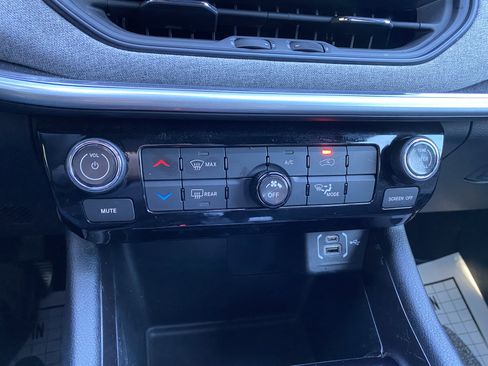 Used 2024 Jeep Compass Latitude image 28