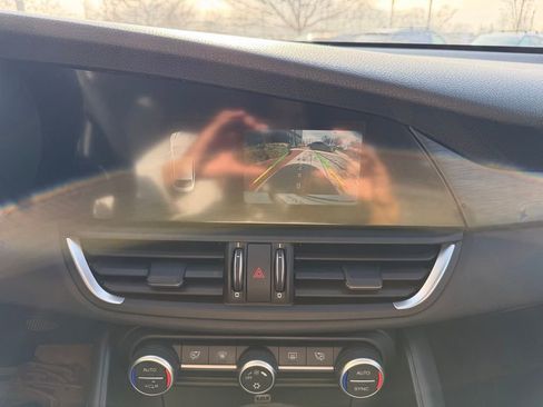 Used 2017 Alfa Romeo Giulia image 9