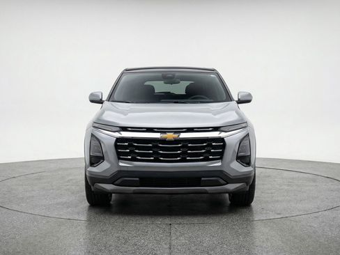 Used 2025 Chevrolet Equinox LT image 2