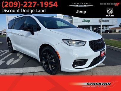 New 2026 Chrysler Pacifica Select w/ S Appearance Package