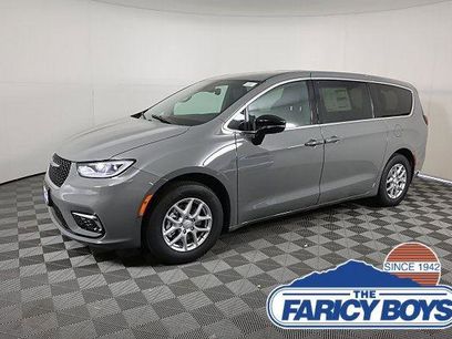 New 2025 Chrysler Pacifica Select