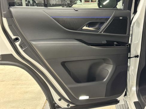 Certified 2025 Lexus LX 600 4WD w/ Luxury Package image 13