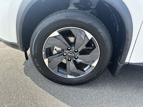 Certified 2025 Nissan Rogue SV FWD image 9
