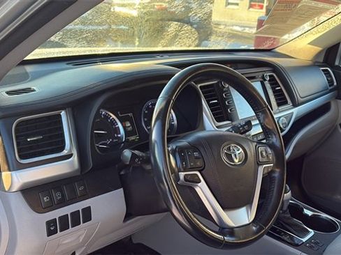 Used 2017 Toyota Highlander XLE image 10