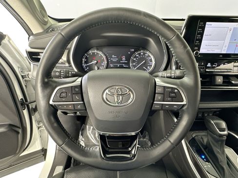 Used 2020 Toyota Highlander Limited FWD image 11