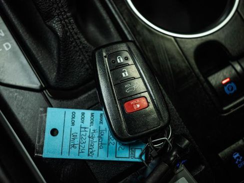 Used 2022 Toyota Highlander XLE AWD/4WD image 23