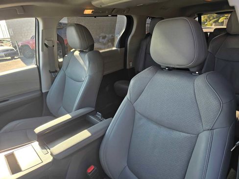 Used 2023 Toyota Sienna Limited image 24