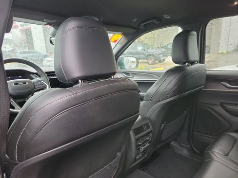 Used 2024 Jeep Grand Cherokee Limited image 12