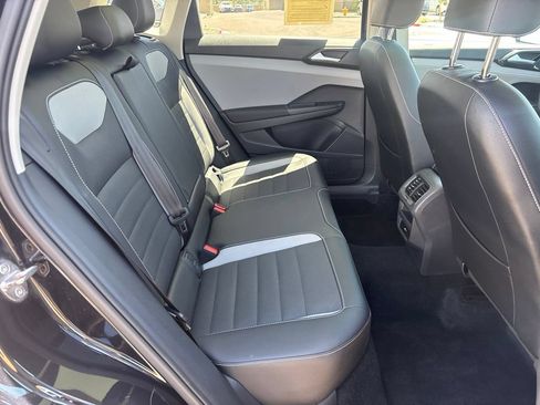 Used 2022 Volkswagen Taos SEL w/ Panoramic Sunroof Package AWD/4WD image 16