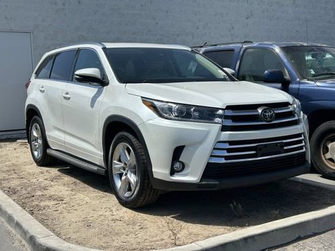 Used 2018 Toyota Highlander Limited FWD image 2