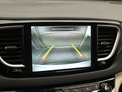 Used 2023 Chrysler Pacifica Touring-L FWD image 14