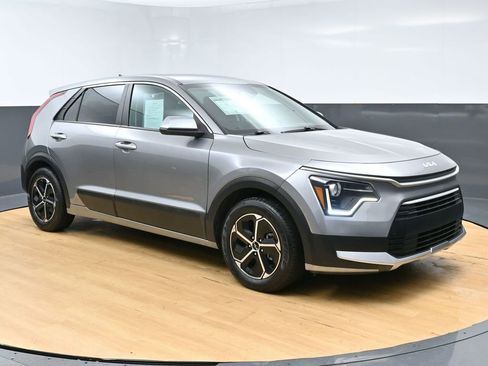 Used 2023 Kia Niro LX image 3