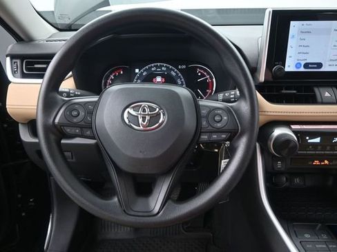 Used 2025 Toyota RAV4 LE AWD/4WD image 6