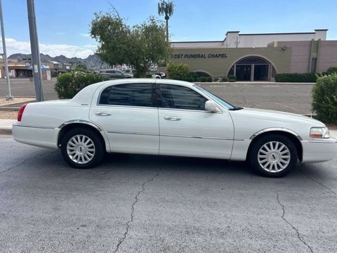 Used 2004 Lincoln Town Car Signature RWD image 4