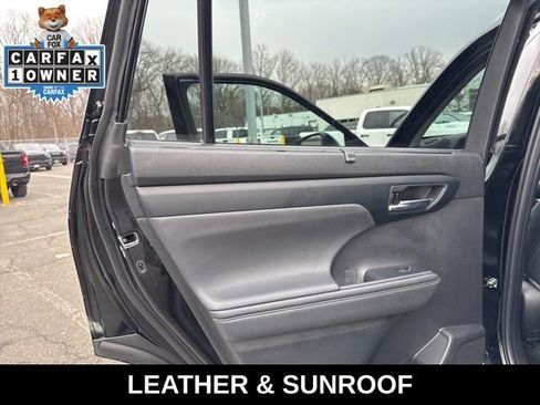Used 2023 Toyota Highlander XLE image 32