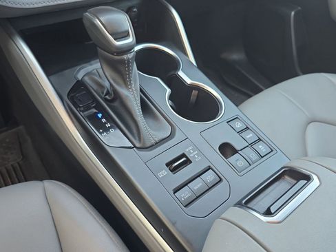 Used 2023 Toyota Highlander XLE image 13