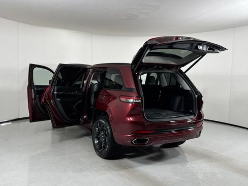 Used 2023 Jeep Grand Cherokee 30th Anniversary AWD/4WD image 26