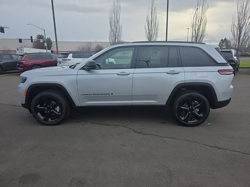 Used 2025 Jeep Grand Cherokee Limited w/ Luxury Tech Group II image 2