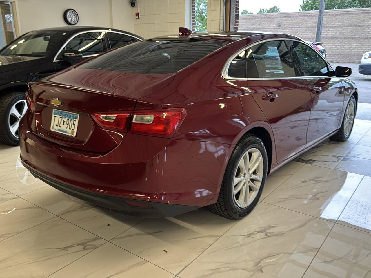 Used 2017 Chevrolet Malibu LT w/ Leather Package FWD image 4