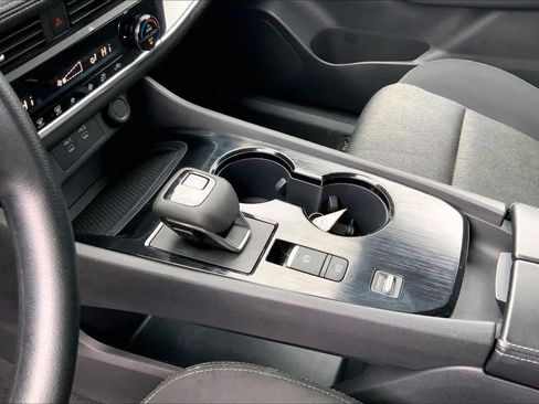 Used 2024 Nissan Rogue SV image 17