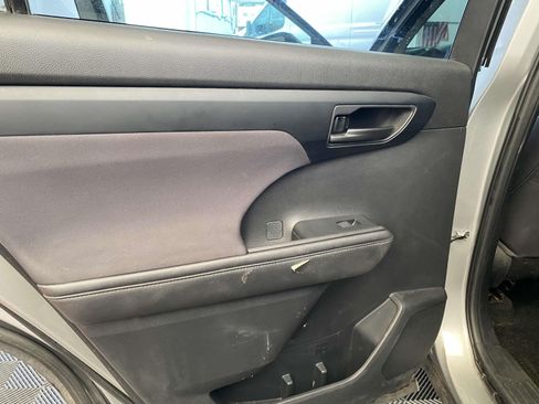 Used 2020 Toyota Highlander L AWD/4WD image 13