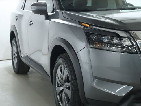 Used 2025 Nissan Pathfinder SV image 9