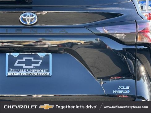 Used 2023 Toyota Sienna XLE image 7