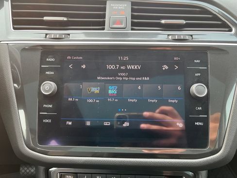 Used 2018 Volkswagen Tiguan SEL AWD/4WD image 18