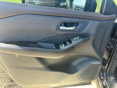 Used 2023 Nissan Rogue SV FWD image 3
