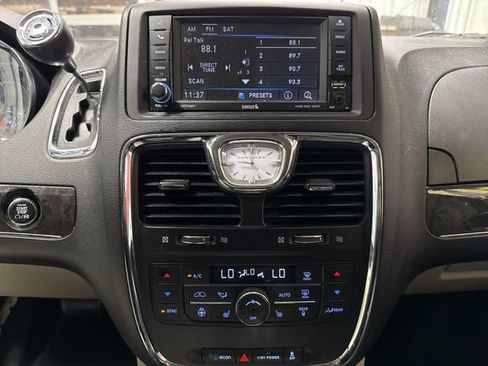 Used 2015 Chrysler Town & Country Touring-L w/ Driver Convenience Group image 8