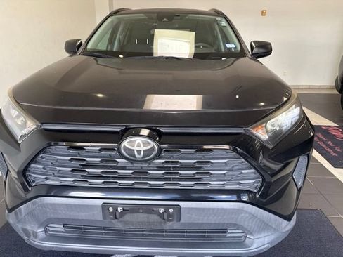 Used 2020 Toyota RAV4 LE FWD image 4