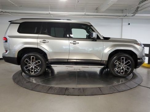 Used 2026 Lexus GX 550 w/ Cold Area Package AWD/4WD image 10