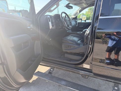 Used 2018 GMC Sierra 2500 SLE w/ Suspension Package, Off-Road AWD/4WD image 7