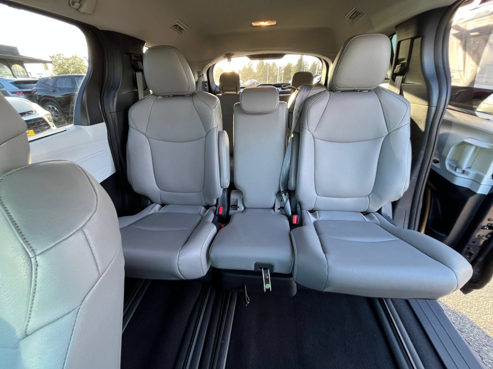 Used 2025 Toyota Sienna XLE FWD image 40