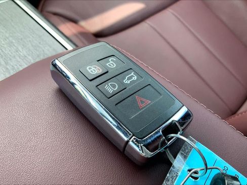 Used 2025 Land Rover Range Rover Long Wheelbase Autobiography AWD/4WD image 13