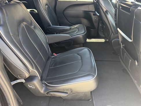 Used 2018 Chrysler Pacifica Limited w/ Advanced Safetytec Group FWD image 18