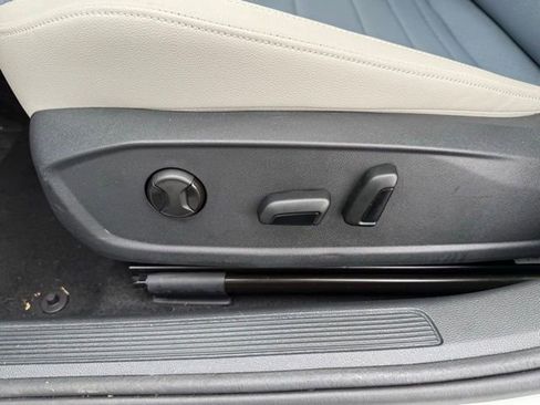 Used 2025 Volkswagen Jetta SE image 24