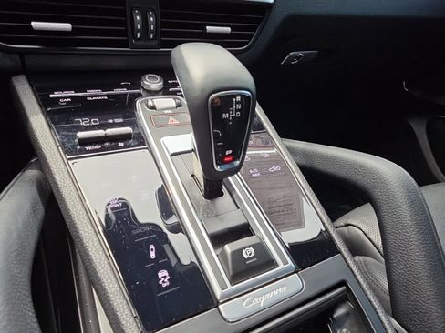 Used 2023 Porsche Cayenne Platinum Edition image 32