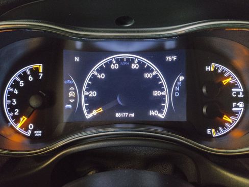 Used 2018 Jeep Grand Cherokee Laredo RWD image 23