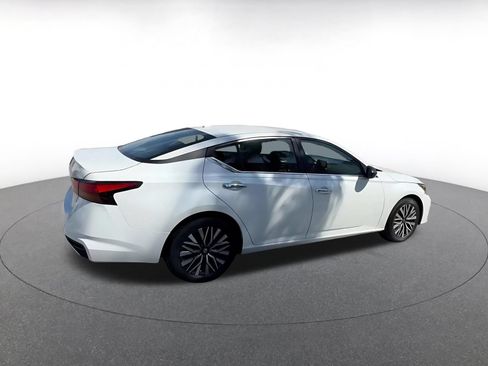 Used 2025 Nissan Altima 2.5 SV FWD image 15