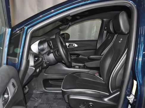 Certified 2025 Chrysler Pacifica Limited image 12