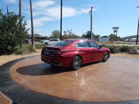 Certified 2025 Lexus ES 300h ES 300h image 2