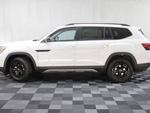 New 2026 Volkswagen Atlas Peak Edition image 4