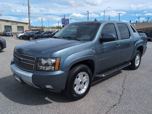 Used 2009 Chevrolet Avalanche LT w/ Suspension Package, Off-Road AWD/4WD image 2