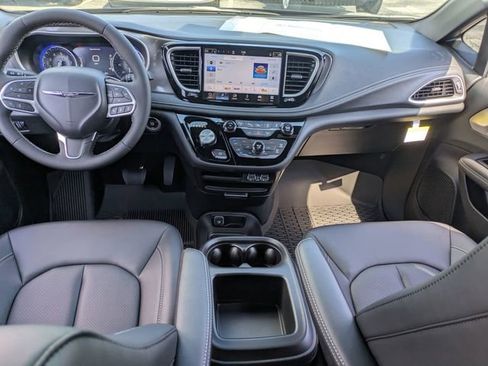 New 2025 Chrysler Pacifica Select image 29
