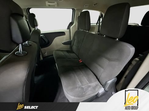 Used 2019 Dodge Grand Caravan SE FWD image 24
