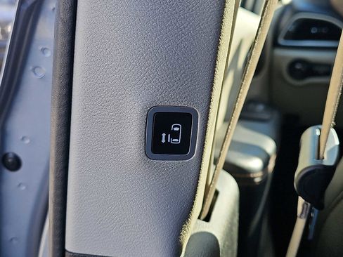 Used 2018 Chrysler Pacifica Touring-L w/ Tire & Wheel Group image 14